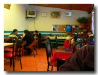 ペルー：プーノの大衆食堂の中