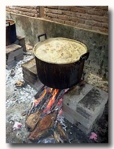 ジャックフルーツのカレーを煮込んでいる大鍋