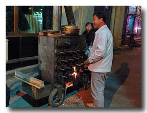 中国の焼き芋屋さん。芋以外にもいろいろ焼いていた。