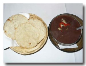 ソパ・デ・フリホレス　黒豆のスープとトルティーヤのセット