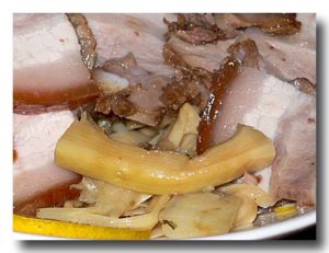 阿女麼的筍絲扣肉 [細切りタケノコと豚バラの煮込み] タケノコを取り出したところ