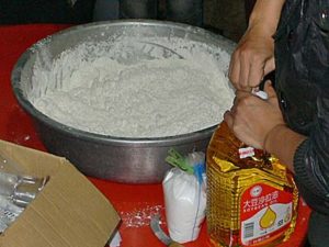 餅用の米粉をボウルに開ける