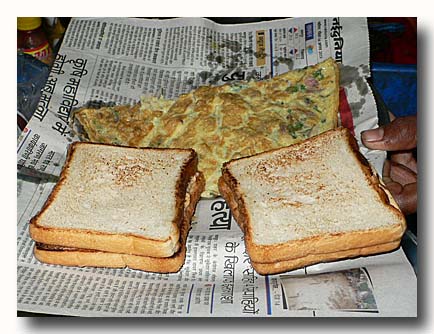 インド　エッグスタンドのオムレツとチーズトースト