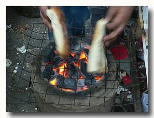 コルカタのエッグスタンドの炭火　パンをトーストする