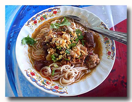 カノムチン・ナムギャオ　タイ風素麺トマトスープ味