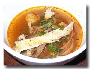 ヤムジンガイ タイ北部風スパイシー鶏スープ　を取り分けたところ