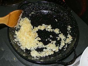 パエリヤ鍋で玉葱とニンニクを炒める