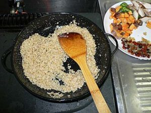 玄米をパエリヤ鍋で炒める