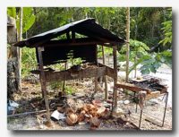イカンバカールを作るための焼き場。ココナッツの殻で焼く