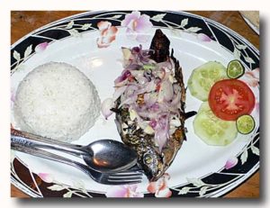 イカンバカールとナシプティ　焼き魚定食　インドネシア