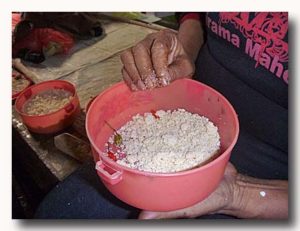 ケイ・クチル島　トゥアルの市場でエンバルを食べていたおばさんの弁当箱