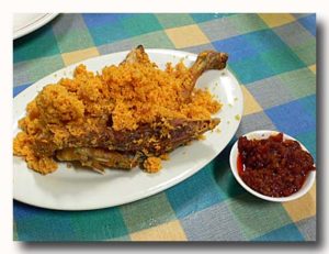 アヤムゴレン　インドネシア風鶏の唐揚げ　と　サンバル