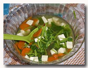 スプ・タフ・サユラン　豆腐と野菜のスープ