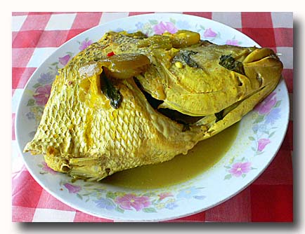 イカン・クア・クニン　魚のターメリックスープ煮