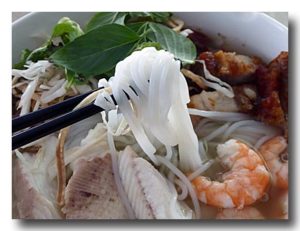 ブン・ヌック・レオ　クメール風汁麺　麺アップ