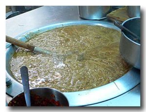 麺線を煮込み続ける鍋