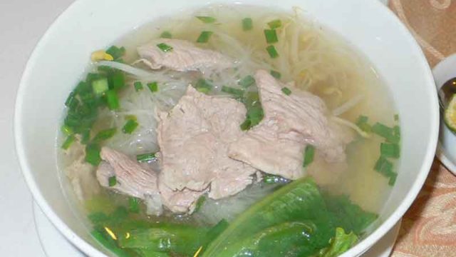 フォー・ボー Phở bò [牛肉のせ米平麺]