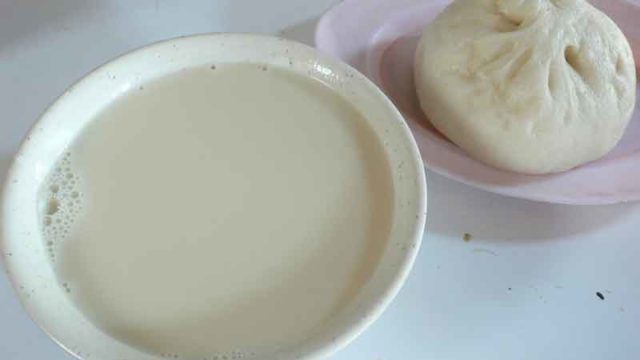 豆漿 dòu​jiāng​ [豆乳]