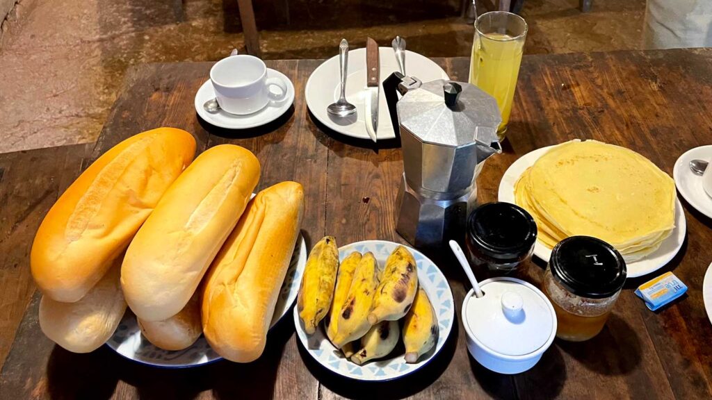 宿の朝食　フランスパン、バナナ、パンケーキ