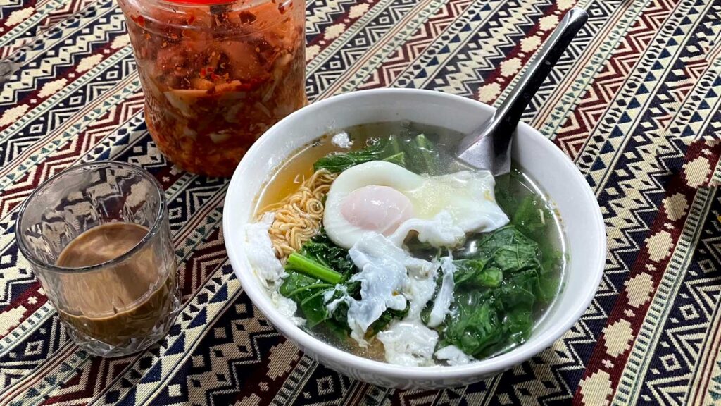 宿の朝食の定番：卵入りインスタントラーメン