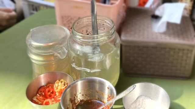 ブン・ズィウ・クアのお店の調味料セット