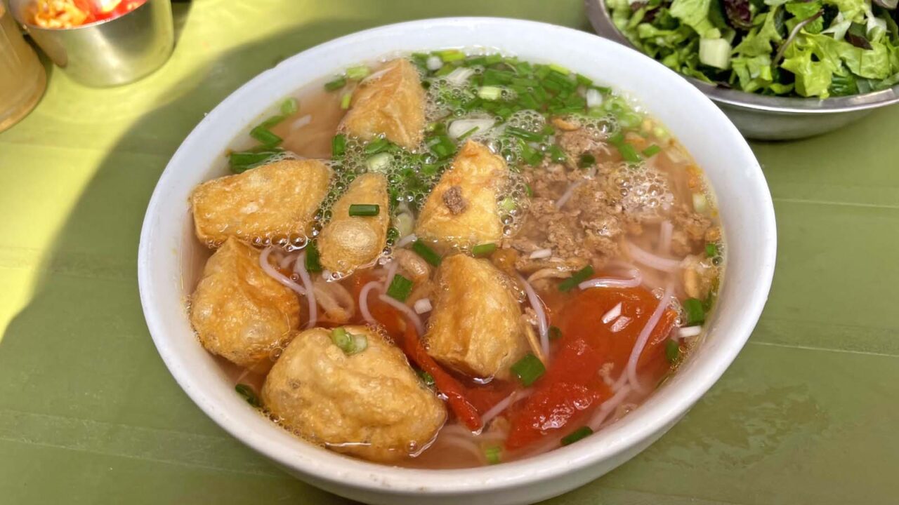 ブン・ズィウ・クア（Bún Riêu Cua）