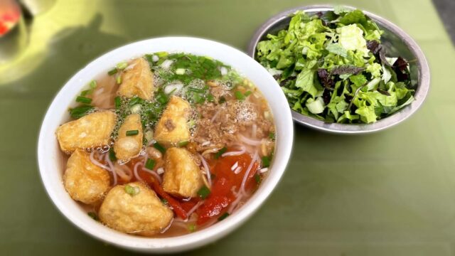 ブン・リウ・クア(Bún Riêu Cua)と香草