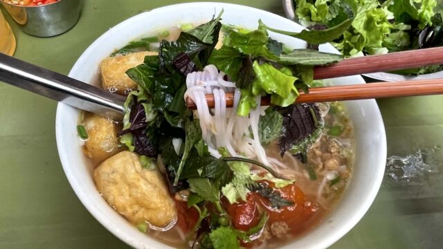 ブン・リウ・クア(Bún Riêu Cua)の麺(ブン)アップ!