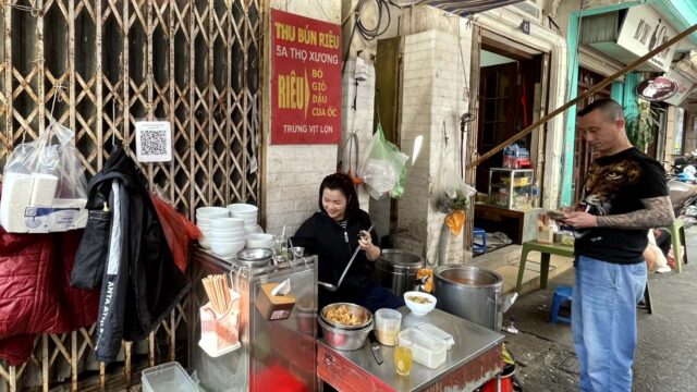 ハノイ大教会の近くのブン・ズィウ・クア(Bún Riêu Cua)のお店。路上でお気軽に食べられる
