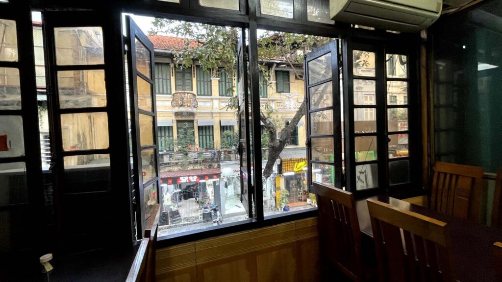 チャーカーラボンの店内からハノイ旧市街の眺め。雰囲気ある写真です。