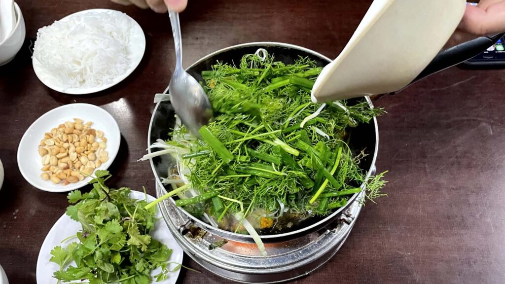 フライパンの上のチャーカーにディルをたっぷり入れているところの写真