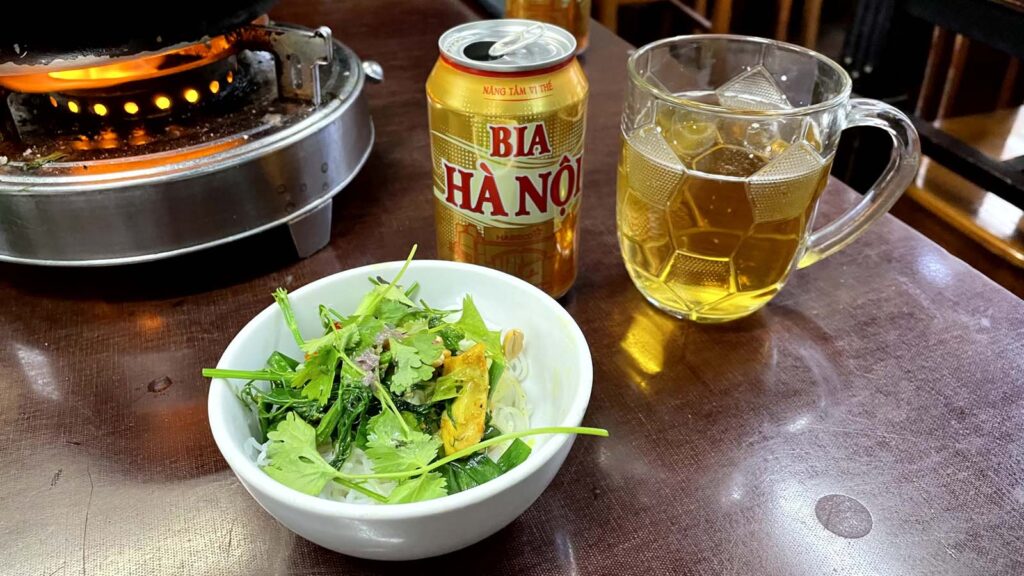ブンとチャーカーを盛ってパクチーをぱらり。ハノイビールと撮った写真