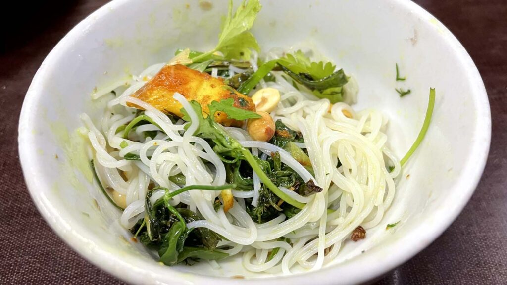 器に盛って調味料と混ぜ混ぜしたチャーカーラボンの写真