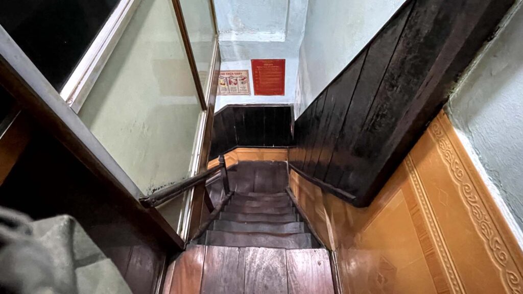 ハノイのチャーカーラヴォンChả Cá Lã Vọng発祥のお店の急な階段の写真