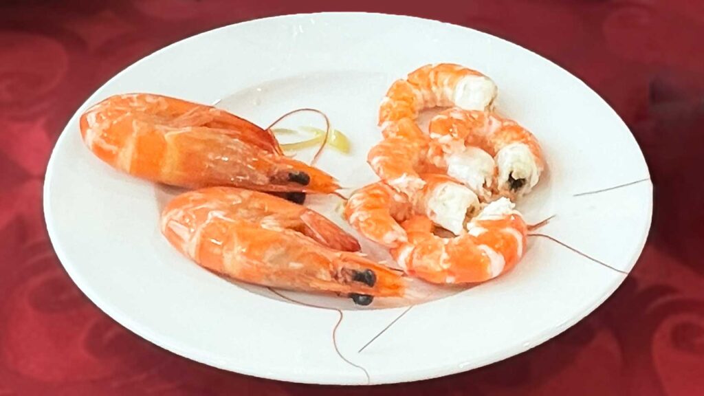 トム・ハップ・サー Tôm hấp sả [海老のレモングラス蒸し]海老の殻をむいたところの写真