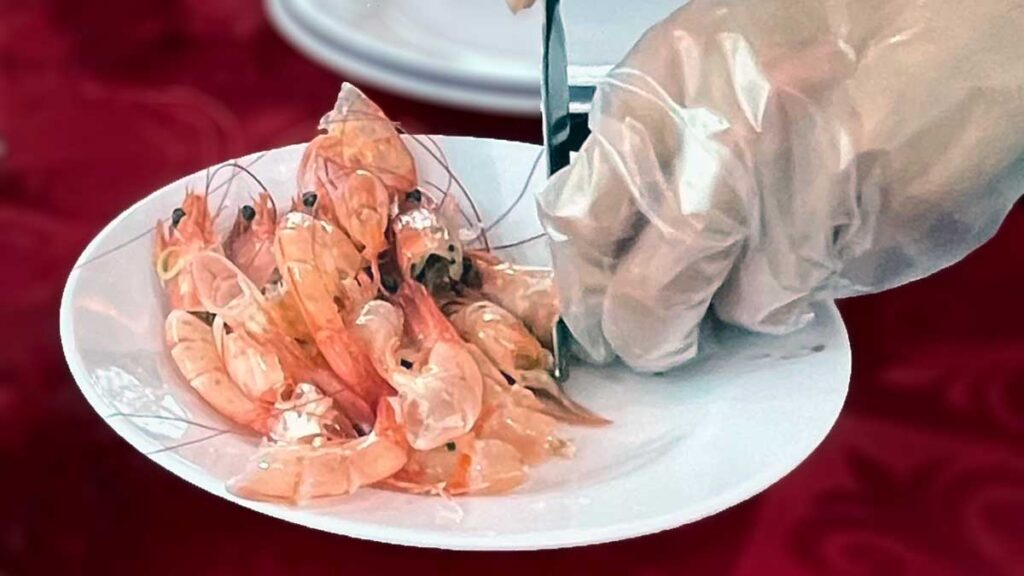 トム・ハップ・サー Tôm hấp sả を剥いている写真