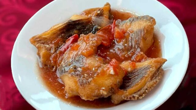 カ・チエン・ソット・カー・チュア cá chiên sốt cà chua[揚げ魚のトマトソース煮]の写真