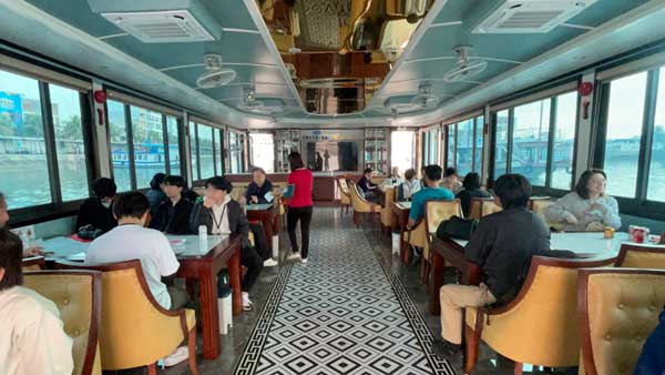 ハロン湾クルーズ船の船内の様子