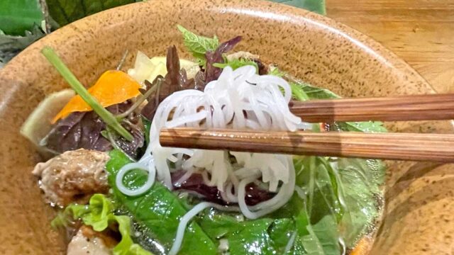 ブンチャーの汁から麺をアップにした写真