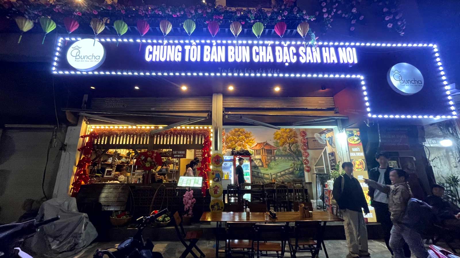 ハノイのブンチャーレストラン：オーブンチャーÔ Bún Chả の入口の写真