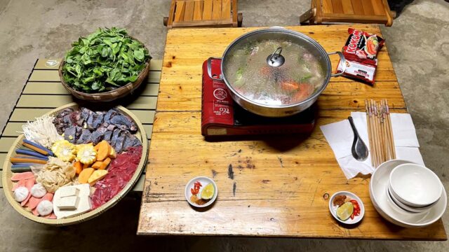 ラウ・ガー・アクLẩu Gà Ác [烏骨鶏鍋]