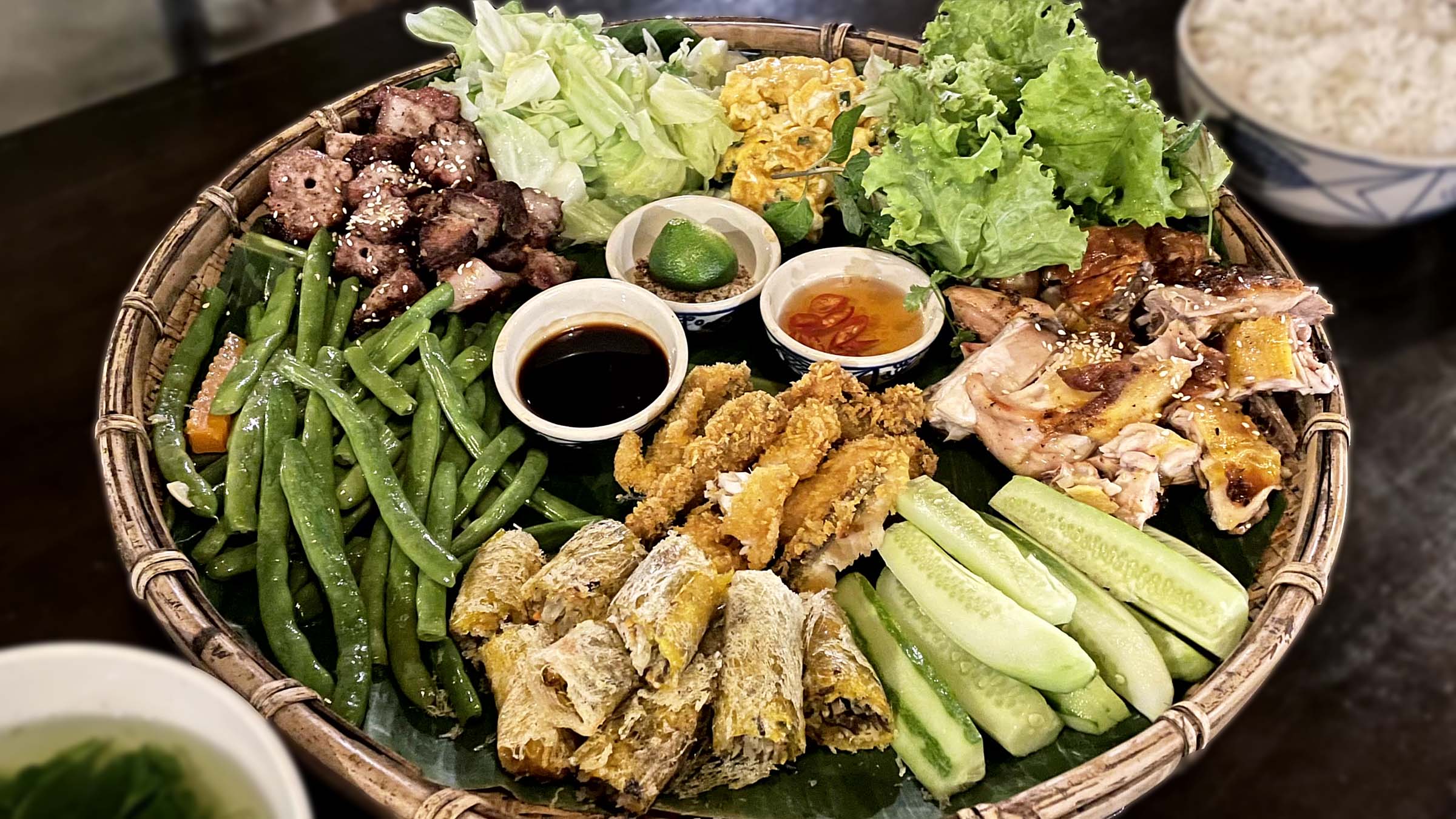 ベトナムズーザー村の民宿の家庭料理盛り合わせの写真