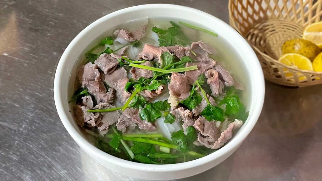フォー・ボー Phở bò [牛肉のせ米平麺]の写真