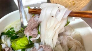 フォー・ボー Phở bò [牛肉のせ米平麺]の麺アップ