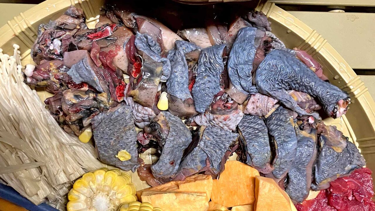 ぶつ切りにされた烏骨鶏gà ácの写真