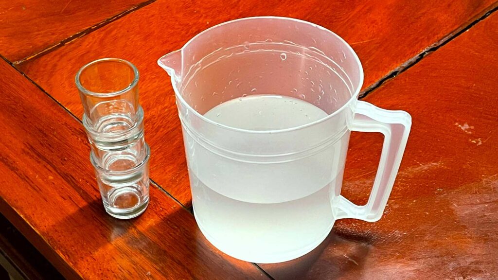 ベトナムの米焼酎rượu gạo（ズオウ ガオ）の写真