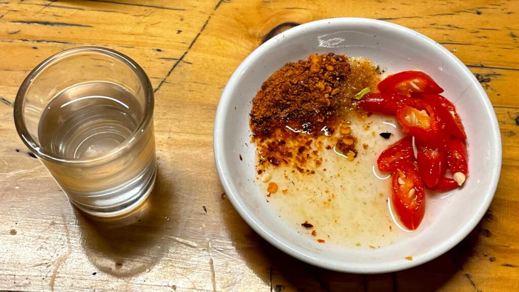 ベトナムの米焼酎rượu gạo（ズオウ ガオ）と鍋用の調味料の写真