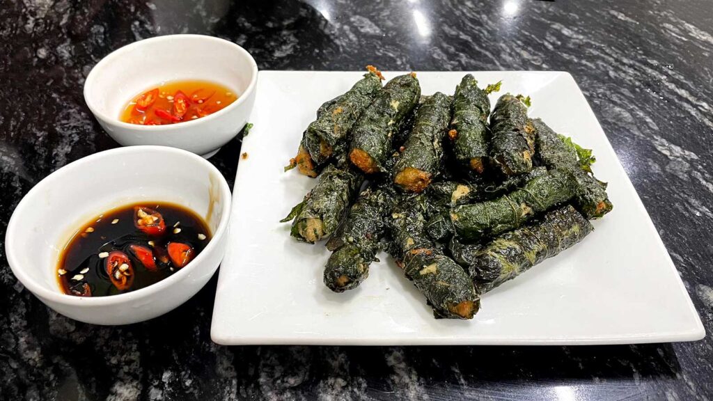 チャー・ラー・ロットChả lá lốt 豚肉の香草巻きとたれ2種の写真