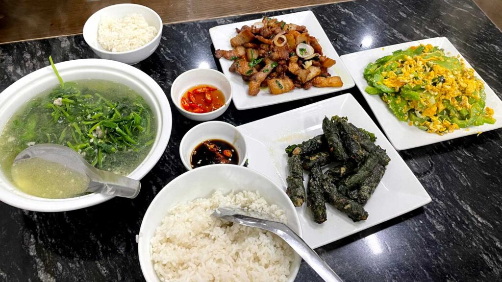 チャー・ラー・ロットChả lá lốt 豚肉の香草巻き、ニガウリの卵炒め、豚肉の炒め物、ご飯、豆苗のスープ